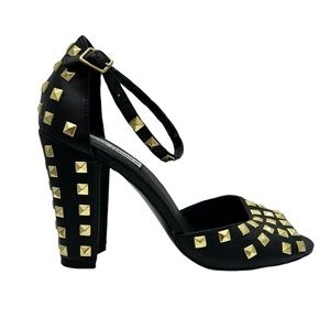 STEVE MADDEN "HUNNIE" BLACK ANKLE STRAP OPEN TOE HEELS WITH GOLD STUDS